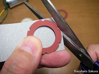 タミヤ ハイラックス・ハイリフト製作記 ～ 紙やすりをスリッパーワッシャーの大きさに切る